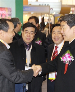 周慶鋒董事長(zhǎng)向農(nóng)業(yè)部牛盾副部長(zhǎng)匯報(bào)馬鈴薯產(chǎn)業(yè)發(fā)展情況