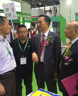 陪同中國(guó)淀粉工業(yè)協(xié)會(huì)會(huì)長(zhǎng)佟毅、秘書長(zhǎng)魏旭明參觀上海國(guó)際淀粉及淀粉衍生物展覽會(huì)